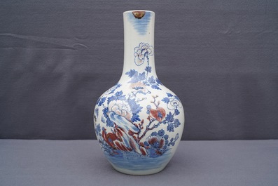 Un vase en porcelaine de Chine bleu, blanc et rouge &agrave; d&eacute;cor de coqs, 19&egrave;me